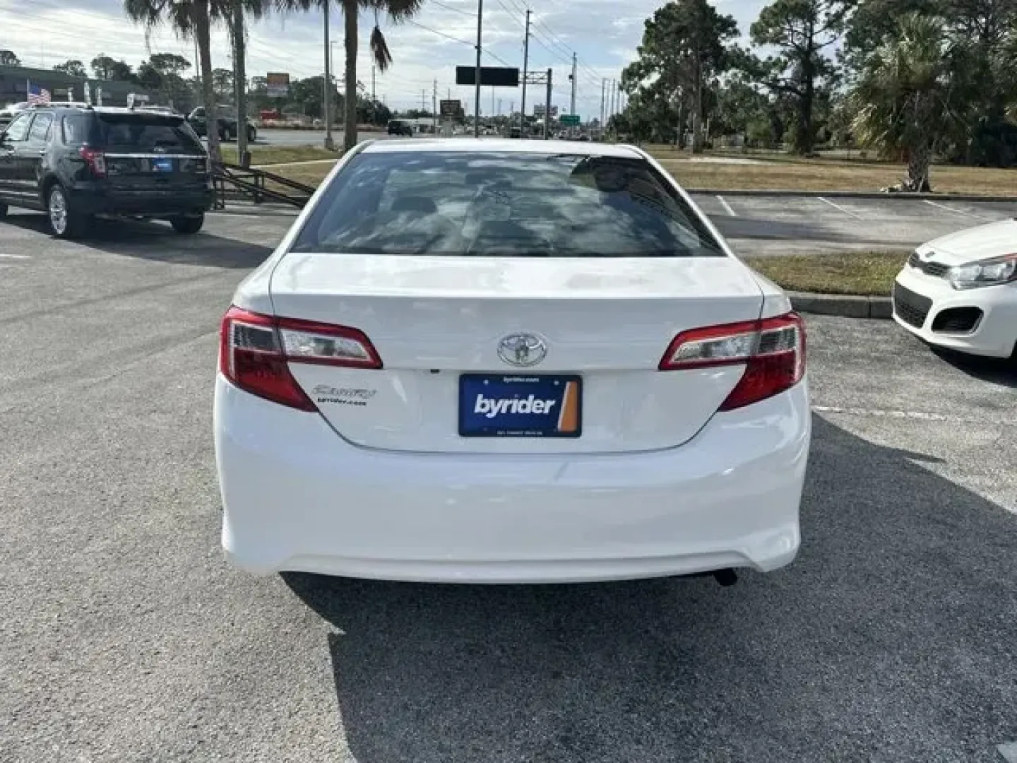 2014 Toyota Camry (4T1BF1FK5EU) with an Other engine, AUTOMATIC transmission, located at 8829 US Hwy 19, Port Richey, FL, 34668, (727) 264-1107, 28.285917, -82.717346 - KBB.com 10 Best Late-Model Used Cars Under $15,000. Only 118,636 Miles! Boasts 35 Highway MPG and 25 City MPG! This Toyota Camry delivers a Regular Unleaded I-4 2.5 L/152 engine powering this Automatic transmission. Window Grid Antenna, Valet Function, Trunk Rear Cargo Access.*This Toyota Camry Come - Photo#3
