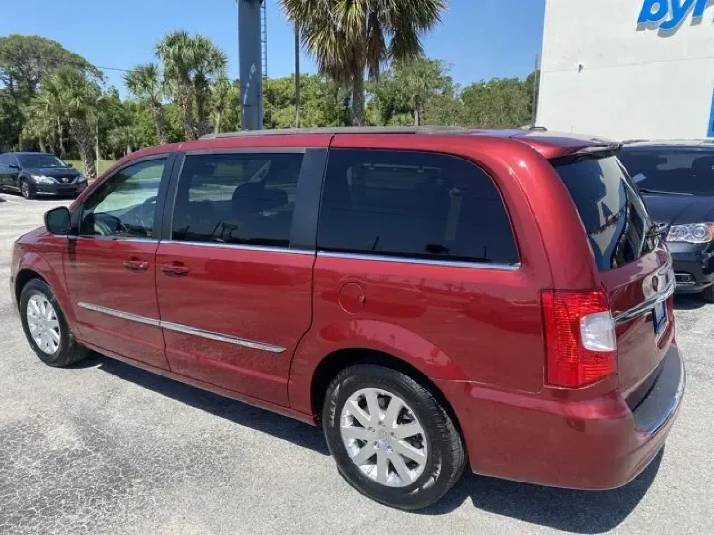 2014 Chrysler Town and Country (2C4RC1BG1ER) with an Other engine, AUTOMATIC transmission, located at 8829 US Hwy 19, Port Richey, FL, 34668, (727) 264-1107, 28.285917, -82.717346 - Boasts 25 Highway MPG and 17 City MPG! This Chrysler Town and Country delivers a Regular Unleaded V-6 3.6 L/220 engine powering this Automatic transmission. TRANSMISSION: 6-SPEED AUTOMATIC 62TE (STD), TIRES: P225/65R17 BSW TOURING (STD), QUICK ORDER PACKAGE 29K -inc: Engine: 3.6L V6 24V VVT, Transmi - Photo#5