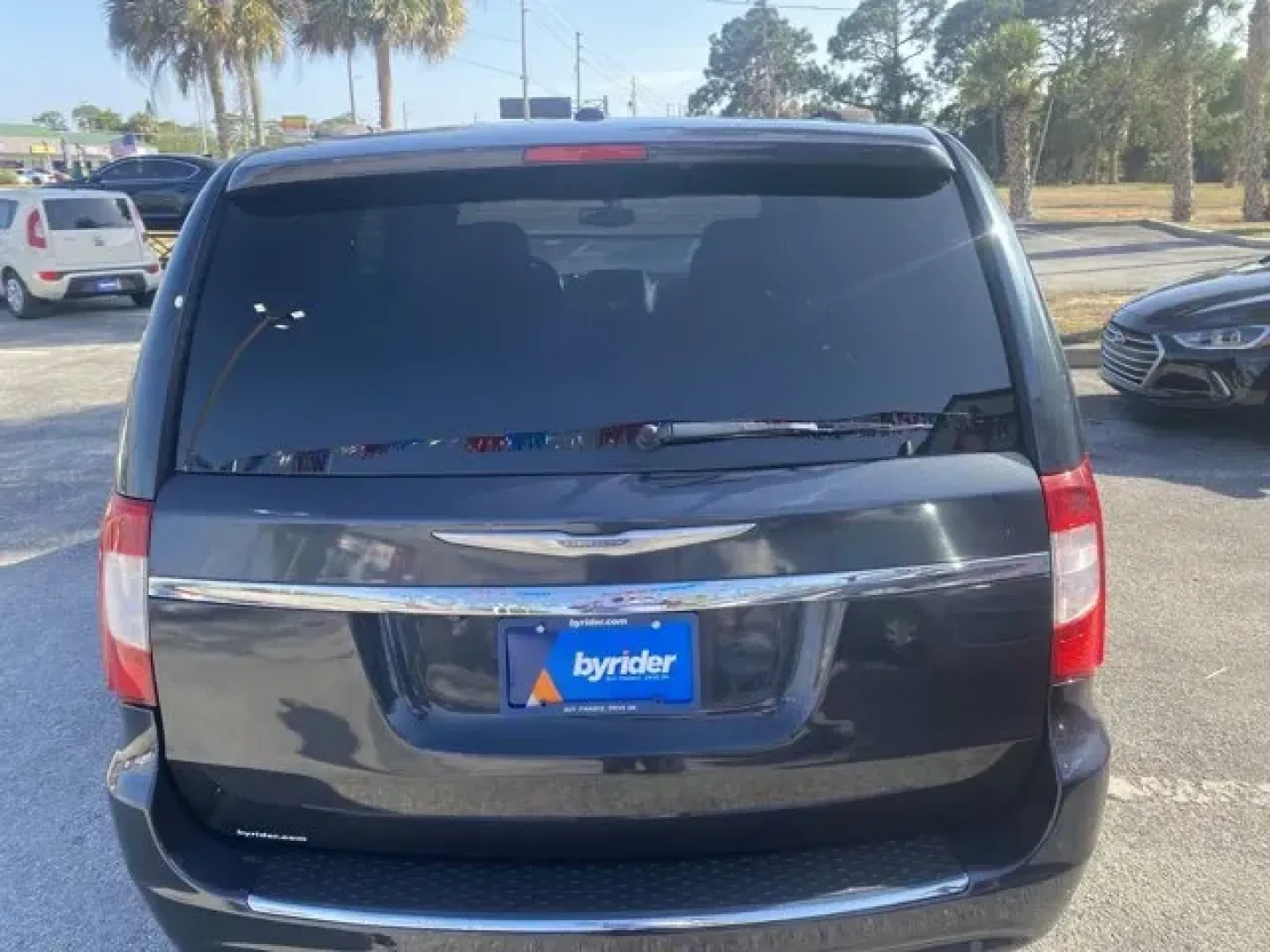 2013 Chrysler Town and Country (2C4RC1GG1DR) with an Other engine, AUTOMATIC transmission, located at 8829 US Hwy 19, Port Richey, FL, 34668, (727) 264-1107, 28.285917, -82.717346 - Ward's 10 Best Engines. Scores 25 Highway MPG and 17 City MPG! This Chrysler Town and Country delivers a Gas V6 3.6L/220 engine powering this Automatic transmission. P225/65R17 ALL-SEASON BSW TIRES (STD), MAXIMUM STEEL METALLIC, LUXURY GROUP -inc: load leveling and height control, pwr sunroof, pwr - Photo#3