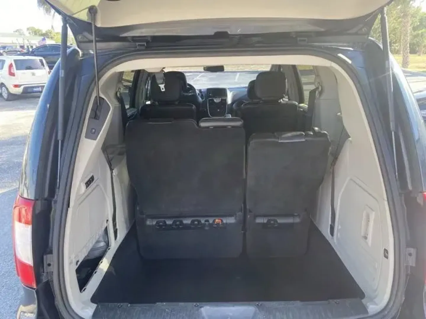 2013 Chrysler Town and Country (2C4RC1GG1DR) with an Other engine, AUTOMATIC transmission, located at 8829 US Hwy 19, Port Richey, FL, 34668, (727) 264-1107, 28.285917, -82.717346 - Ward's 10 Best Engines. Scores 25 Highway MPG and 17 City MPG! This Chrysler Town and Country delivers a Gas V6 3.6L/220 engine powering this Automatic transmission. P225/65R17 ALL-SEASON BSW TIRES (STD), MAXIMUM STEEL METALLIC, LUXURY GROUP -inc: load leveling and height control, pwr sunroof, pwr - Photo#4