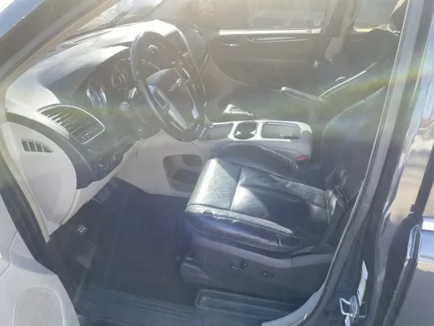 2013 Chrysler Town and Country (2C4RC1GG1DR) with an Other engine, AUTOMATIC transmission, located at 8829 US Hwy 19, Port Richey, FL, 34668, (727) 264-1107, 28.285917, -82.717346 - Ward's 10 Best Engines. Scores 25 Highway MPG and 17 City MPG! This Chrysler Town and Country delivers a Gas V6 3.6L/220 engine powering this Automatic transmission. P225/65R17 ALL-SEASON BSW TIRES (STD), MAXIMUM STEEL METALLIC, LUXURY GROUP -inc: load leveling and height control, pwr sunroof, pwr - Photo#5