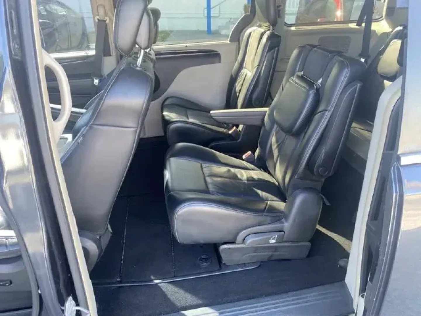 2013 Chrysler Town and Country (2C4RC1GG1DR) with an Other engine, AUTOMATIC transmission, located at 8829 US Hwy 19, Port Richey, FL, 34668, (727) 264-1107, 28.285917, -82.717346 - Ward's 10 Best Engines. Scores 25 Highway MPG and 17 City MPG! This Chrysler Town and Country delivers a Gas V6 3.6L/220 engine powering this Automatic transmission. P225/65R17 ALL-SEASON BSW TIRES (STD), MAXIMUM STEEL METALLIC, LUXURY GROUP -inc: load leveling and height control, pwr sunroof, pwr - Photo#6