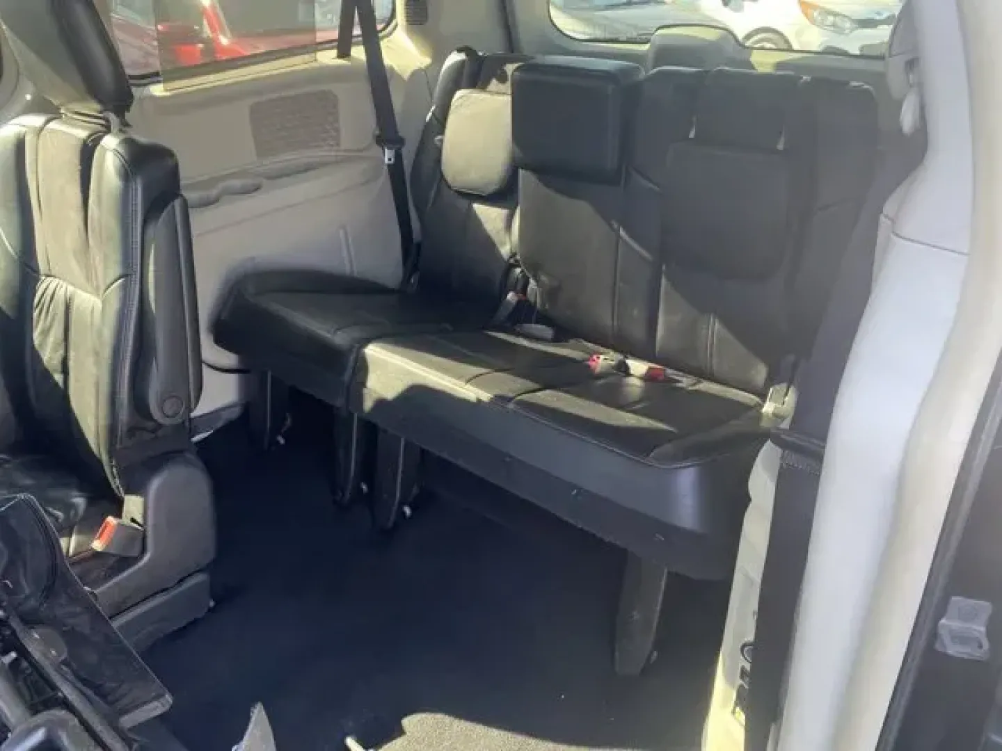 2013 Chrysler Town and Country (2C4RC1GG1DR) with an Other engine, AUTOMATIC transmission, located at 8829 US Hwy 19, Port Richey, FL, 34668, (727) 264-1107, 28.285917, -82.717346 - Ward's 10 Best Engines. Scores 25 Highway MPG and 17 City MPG! This Chrysler Town and Country delivers a Gas V6 3.6L/220 engine powering this Automatic transmission. P225/65R17 ALL-SEASON BSW TIRES (STD), MAXIMUM STEEL METALLIC, LUXURY GROUP -inc: load leveling and height control, pwr sunroof, pwr - Photo#7