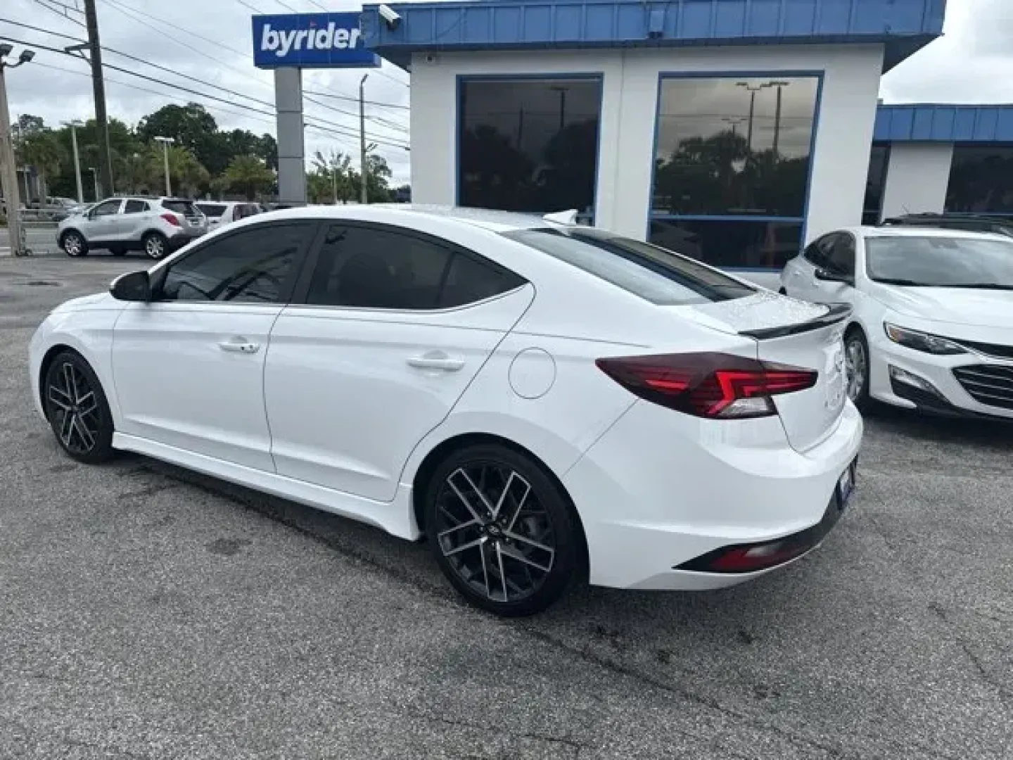 2020 Hyundai Elantra (KMHD04LB2LU) with an Other engine, AUTOMATIC transmission, located at 1285 Cassat Ave, Jacksonville, FL, 32205, (904) 425-3000, 30.299780, -81.732430 - Scores 33 Highway MPG and 26 City MPG! This Hyundai Elantra delivers a Intercooled Turbo Regular Unleaded I-4 1.6 L/97 engine powering this Automatic transmission. FIRST AID KIT, CARPETED FLOOR MATS, Window Grid And Roof Mount Antenna.*This Hyundai Elantra Comes Equipped with These Options *Wheels: - Photo#4