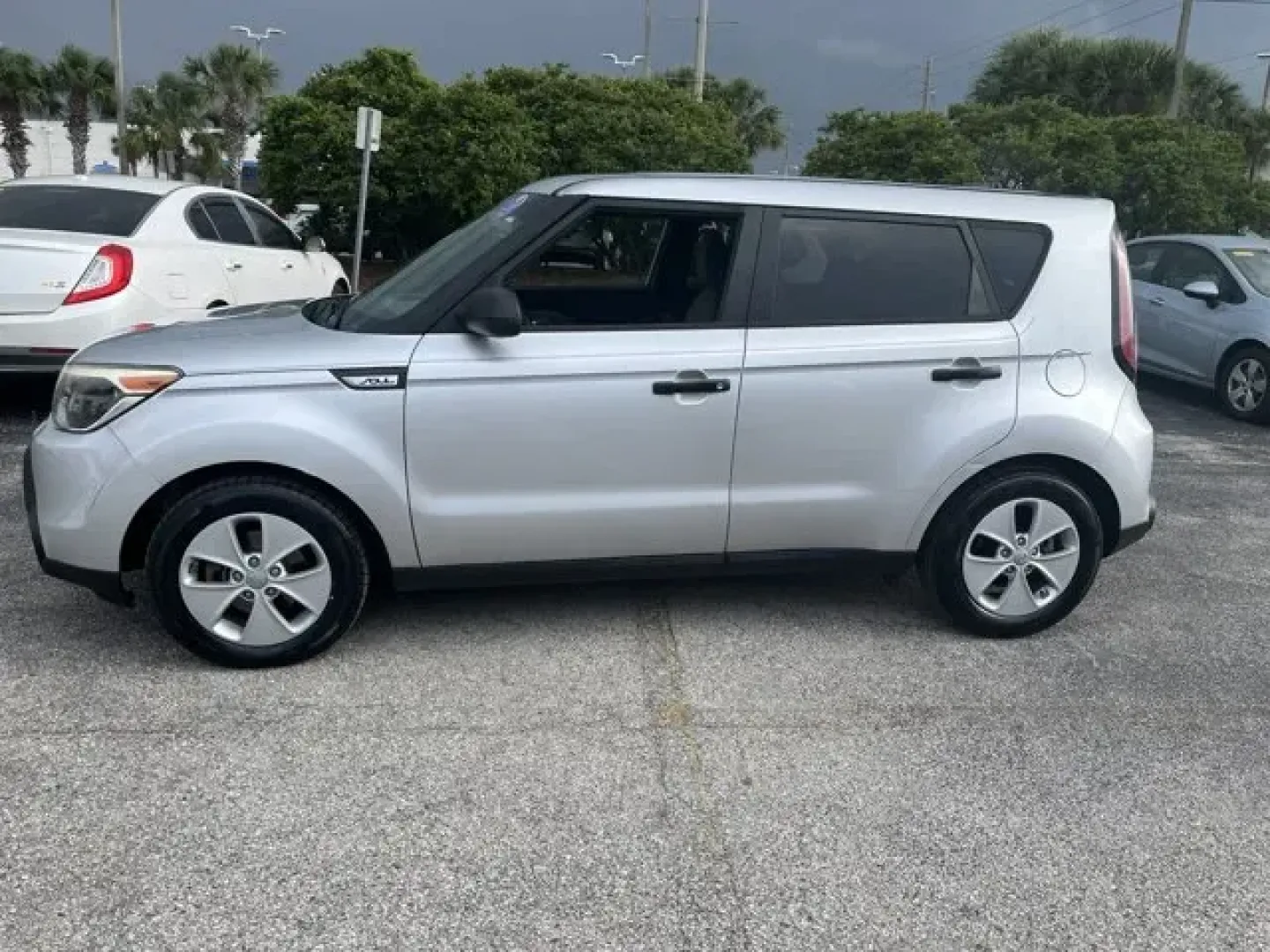 2016 Kia Soul (KNDJN2A29G7) with an Other engine, AUTOMATIC transmission, located at 1285 Cassat Ave, Jacksonville, FL, 32205, (904) 425-3000, 30.299780, -81.732430 - IIHS Top Safety Pick. Delivers 30 Highway MPG and 24 City MPG! This Kia Soul delivers a Regular Unleaded I-4 1.6 L/97 engine powering this Automatic transmission. GRAY 2-TONE, CLOTH SEAT TRIM, CARPETED FLOOR MATS, CARGO NET.*This Kia Soul Comes Equipped with These Options *BRIGHT SILVER, Wheels: 16 - Photo#2