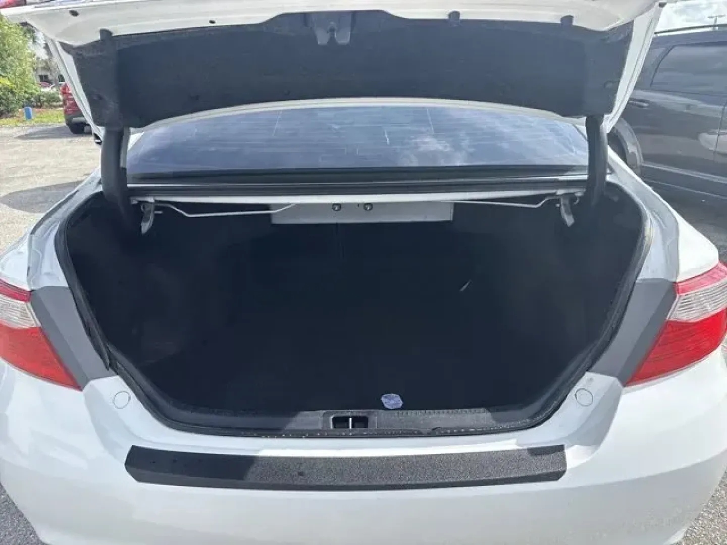 2015 Toyota Camry (4T1BF1FK5FU) with an Other engine, AUTOMATIC transmission, located at 1285 Cassat Ave, Jacksonville, FL, 32205, (904) 425-3000, 30.299780, -81.732430 - KBB.com 10 Most Comfortable Cars Under $30,000. Delivers 35 Highway MPG and 25 City MPG! This Toyota Camry boasts a Regular Unleaded I-4 2.5 L/152 engine powering this Automatic transmission. Window Grid Antenna, Variable intermittent wipers, Valet Function.* This Toyota Camry Features the Following - Photo#7