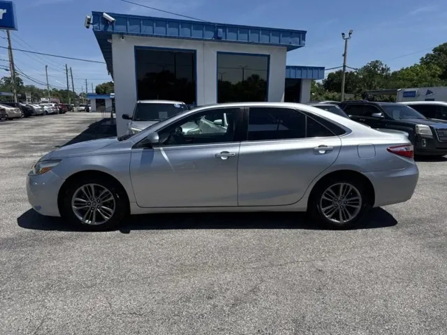 2015 Toyota Camry (4T1BF1FK0FU) with an Other engine, AUTOMATIC transmission, located at 1285 Cassat Ave, Jacksonville, FL, 32205, (904) 425-3000, 30.299780, -81.732430 - KBB.com 15 Best Family Cars. Delivers 35 Highway MPG and 25 City MPG! This Toyota Camry boasts a Regular Unleaded I-4 2.5 L/152 engine powering this Automatic transmission. Window Grid Antenna, Variable intermittent wipers, Valet Function.* This Toyota Camry Features the Following Options *Trunk Rea - Photo#3