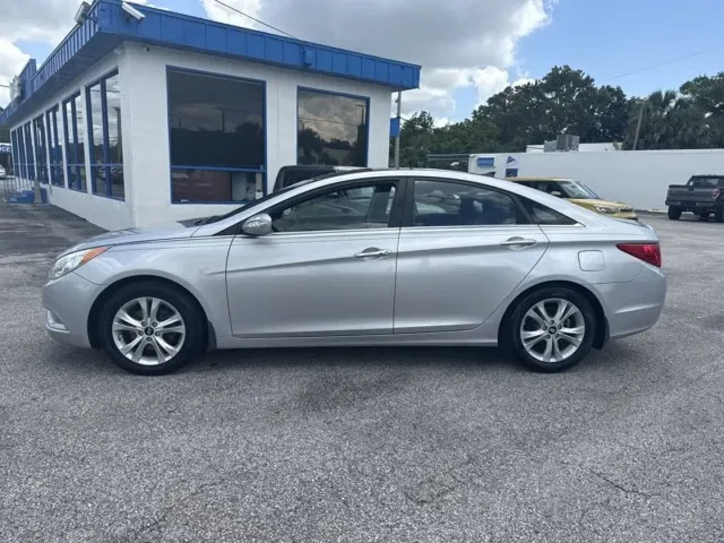 2013 Hyundai Sonata (5NPEC4AC8DH) with an Other engine, AUTOMATIC transmission, located at 1285 Cassat Ave, Jacksonville, FL, 32205, (904) 425-3000, 30.299780, -81.732430 - **Unleash Your Daily Adventures with This 2013 Hyundai Sonata!**<br /> <br /> Are you seeking a reliable and stylish vehicle that fits seamlessly into your busy lifestyle? Look no further! This 2013 Hyundai Sonata is perfect for those long commutes, weekend getaways, or even family outings. With its - Photo#2