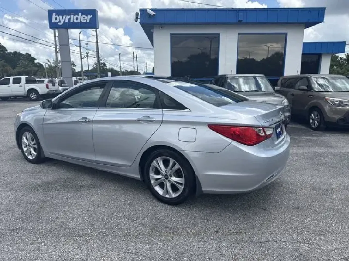 2013 Hyundai Sonata (5NPEC4AC8DH) with an Other engine, AUTOMATIC transmission, located at 1285 Cassat Ave, Jacksonville, FL, 32205, (904) 425-3000, 30.299780, -81.732430 - **Unleash Your Daily Adventures with This 2013 Hyundai Sonata!**<br /> <br /> Are you seeking a reliable and stylish vehicle that fits seamlessly into your busy lifestyle? Look no further! This 2013 Hyundai Sonata is perfect for those long commutes, weekend getaways, or even family outings. With its - Photo#4