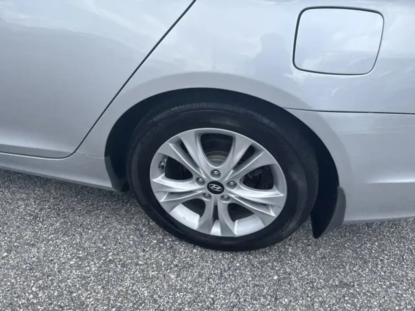 2013 Hyundai Sonata (5NPEC4AC8DH) with an Other engine, AUTOMATIC transmission, located at 1285 Cassat Ave, Jacksonville, FL, 32205, (904) 425-3000, 30.299780, -81.732430 - **Unleash Your Daily Adventures with This 2013 Hyundai Sonata!**<br /> <br /> Are you seeking a reliable and stylish vehicle that fits seamlessly into your busy lifestyle? Look no further! This 2013 Hyundai Sonata is perfect for those long commutes, weekend getaways, or even family outings. With its - Photo#8